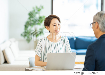 ミドルビジネスウーマンとシニアの男性 ミドルビジネスウーマンとシニアの男性 96207538