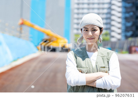 建設業界で働く若い女性 建設業界で働く若い女性 96207631