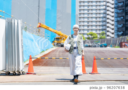 建設業界で働く若い女性 96207638