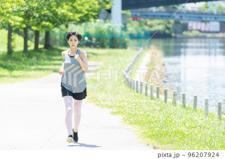 ジョギング 若い女性 ジョギング 若い女性 96207924
