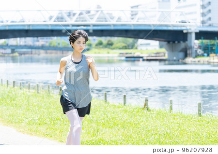 ジョギング　若い女性 96207928