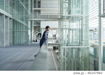 遠くを見つめるスーツスタイルの男性 96207960