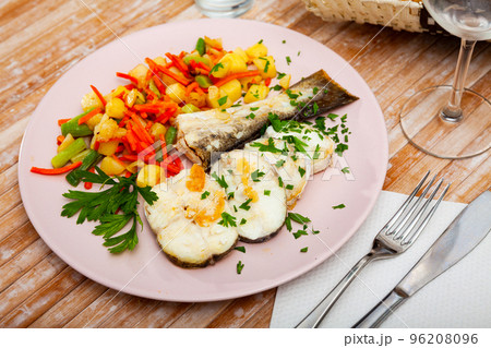 Oven baked hake with vegetable garnish 96208096