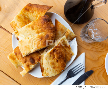 Slices of traditional Georgian bread shotis puri on dining table 96208259