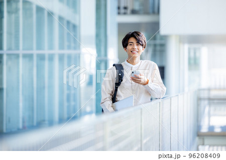 スマートフォンを操作する男性 スマートフォンを操作する男性 96208409