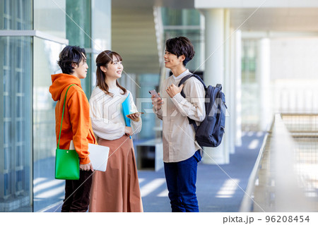 男女の大学生 96208454