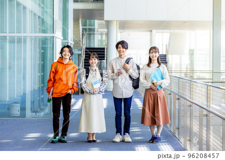 男女の大学生 96208457