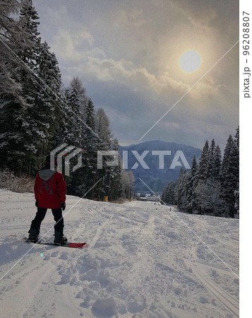 雪山からの景色　雲の間から覗く太陽 96208807
