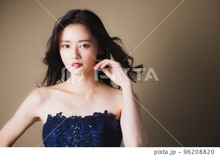 ネイビーのドレスの女性 ネイビーのドレスの女性 96208820