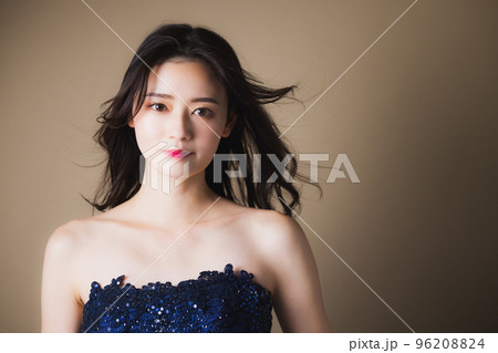 ネイビーのドレスの女性 96208824