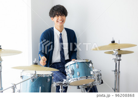 ドラマー　女子高生　ドラム教室 96208868