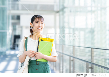 大学生の女の子 96208906
