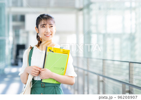 大学生の女の子 96208907