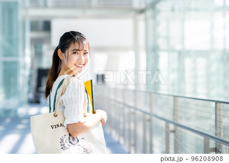 大学生の女の子 96208908
