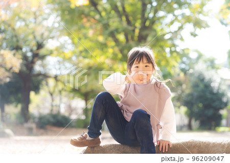 秋の公園で遊ぶ子ども 秋の公園で遊ぶ子ども 96209047