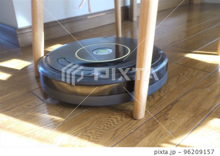 毎日のお掃除は大変、だからロボット掃除機がお手伝い。 96209157