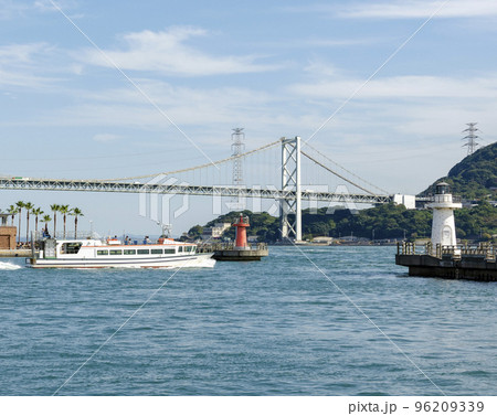 唐戸桟橋を出る連絡船と恋人灯台 96209339