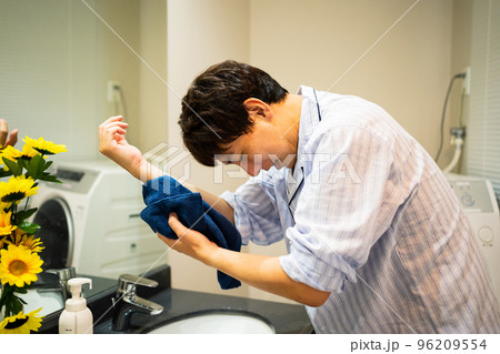 40代男性の朝洗顔 96209554
