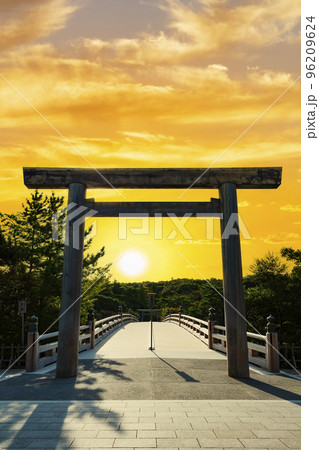 写真「伊勢神宮の大鳥居に龍が昇る」 写真「伊勢神宮の大鳥居に龍が昇る」 三重県】伊勢神宮内宮 宇治橋