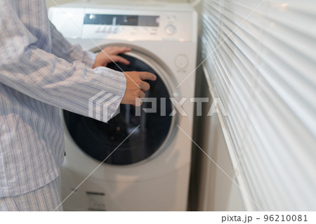 パジャマ姿の40代男性と洗濯機 パジャマ姿の40代男性と洗濯機 96210081