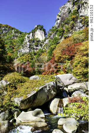 山梨県 昇仙峡 覚円峰 紅葉の風景 日本遺産 山梨県 昇仙峡 覚円峰 紅葉の風景 日本遺産 96210152