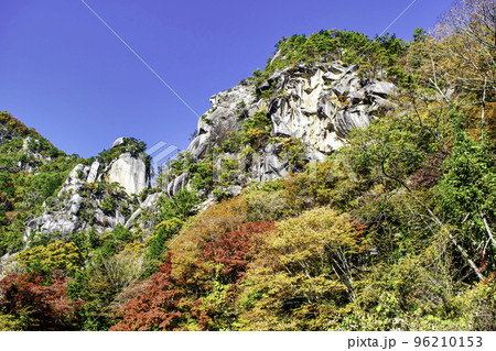 山梨県　昇仙峡　覚円峰と天狗岩　紅葉の風景　日本遺産 96210153
