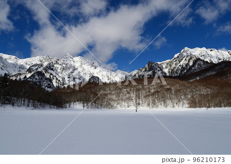 冬の戸隠鏡池は真っ白な雪原と雪を被った戸隠山 冬の戸隠鏡池は真っ白な雪原と雪を被った戸隠山 96210173