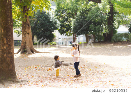 秋の公園で遊ぶ子ども 96210555