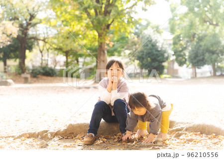秋の公園で遊ぶ子ども 96210556