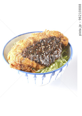 キャベツもたっぷり敷かれている熱々味噌カツ丼を白背景で撮影 キャベツもたっぷり敷かれている熱々味噌カツ丼を白背景で撮影 96210888