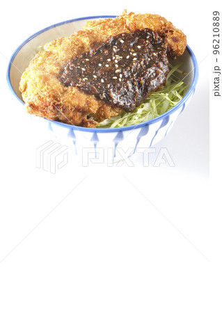 キャベツもたっぷり敷かれている熱々味噌カツ丼を白背景で撮影 キャベツもたっぷり敷かれている熱々味噌カツ丼を白背景で撮影 96210889