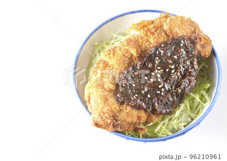 キャベツもたっぷり敷かれている熱々味噌カツ丼を白背景で俯瞰撮影 96210961