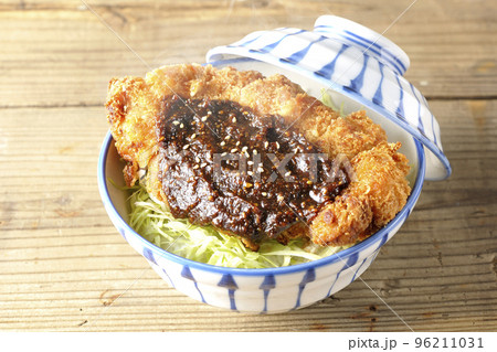キャベツもたっぷり敷かれている熱々味噌カツ丼 96211031