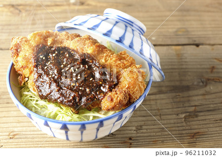 キャベツもたっぷり敷かれている熱々味噌カツ丼 96211032