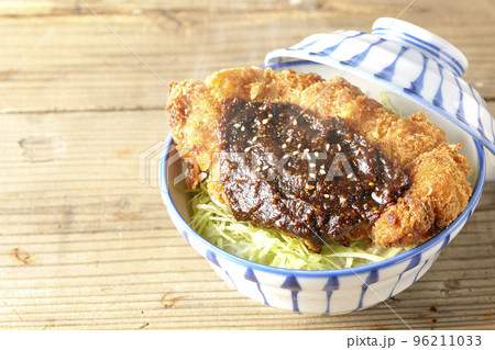 キャベツもたっぷり敷かれている熱々味噌カツ丼 96211033