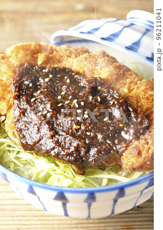 キャベツもたっぷり敷かれている熱々味噌カツ丼 キャベツもたっぷり敷かれている熱々味噌カツ丼 96211041