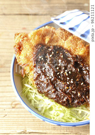 キャベツもたっぷり敷かれている熱々味噌カツ丼を俯瞰で撮影 キャベツもたっぷり敷かれている熱々味噌カツ丼を俯瞰で撮影 96211121
