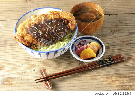 キャベツもたっぷり敷かれている熱々味噌カツ丼と熱々味噌汁とお新香 キャベツもたっぷり敷かれている熱々味噌カツ丼と熱々味噌汁とお新香 96211164
