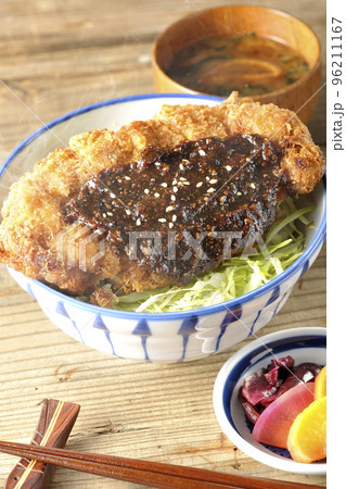 キャベツもたっぷり敷かれている熱々味噌カツ丼と熱々味噌汁とお新香 キャベツもたっぷり敷かれている熱々味噌カツ丼と熱々味噌汁とお新香 96211167
