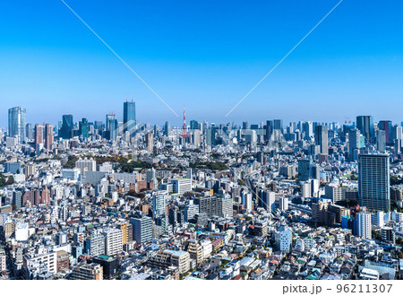 日本の東京都市景観 東京新風景。青空と東京シティビュー。巨大シンボルがほぼ完成、全容が姿を現した 96211307