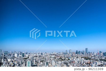 日本の東京都市景観 東京新風景。青空と東京シティビュー。巨大シンボルがほぼ完成、全容が姿を現した 96211309