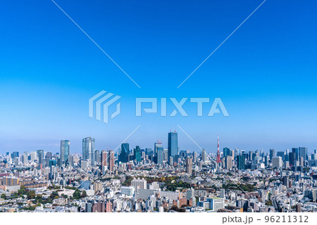 日本の東京都市景観 東京新風景。青空と東京シティビュー。巨大シンボルがほぼ完成、全容が姿を現した 96211312