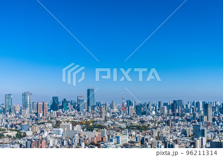 日本の東京都市景観 東京新風景。青空と東京シティビュー。巨大シンボルがほぼ完成、全容が姿を現した 96211314