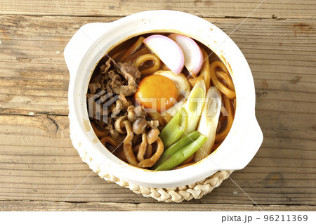 牛肉、しめじ、長葱、カマボコ、卵黄が入っている味噌煮込みうどんを俯瞰で撮影 牛肉、しめじ、長葱、カマボコ、卵黄が入っている味噌煮込みうどんを俯瞰で撮影 96211369