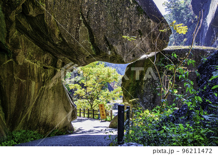 山梨県 昇仙峡 遊歩道の石門 日本遺産 山梨県 昇仙峡 遊歩道の石門 日本遺産 96211472
