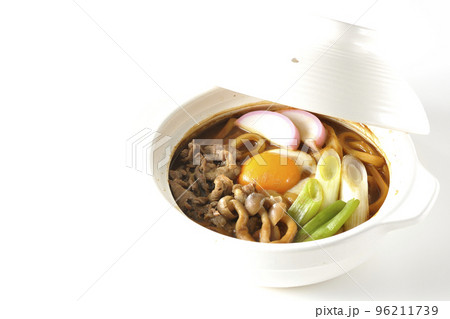 牛肉、しめじ、長葱、カマボコ、卵黄が入っている味噌煮込みうどんを白背景で撮影 牛肉、しめじ、長葱、カマボコ、卵黄が入っている味噌煮込みうどんを白背景で撮影 96211739