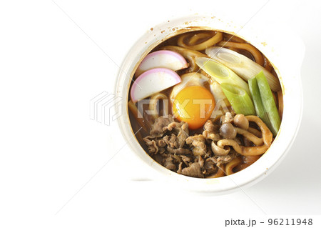 牛肉、しめじ、長葱、カマボコ、卵黄が入っている味噌煮込みうどんを白背景で俯瞰撮影 牛肉、しめじ、長葱、カマボコ、卵黄が入っている味噌煮込みうどんを白背景で俯瞰撮影 96211948