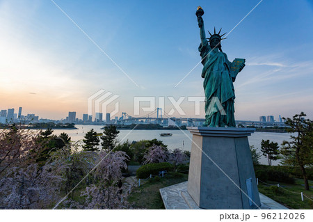Sunny view of the Rainbow Bridge and Odaiba Statue of Liberty 96212026