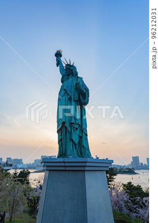 Sunny view of the Odaiba Statue of Liberty 96212031