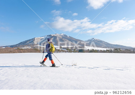 青空を背景にスノーシュートレッキングのイメージ 蒜山高原 青空を背景にスノーシュートレッキングのイメージ 蒜山高原 96212656